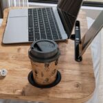 ⁦طاولة حامل كمبيوتر قابل للطي مع حامل للهاتف والقهوة⁩ - الصورة ⁦7⁩